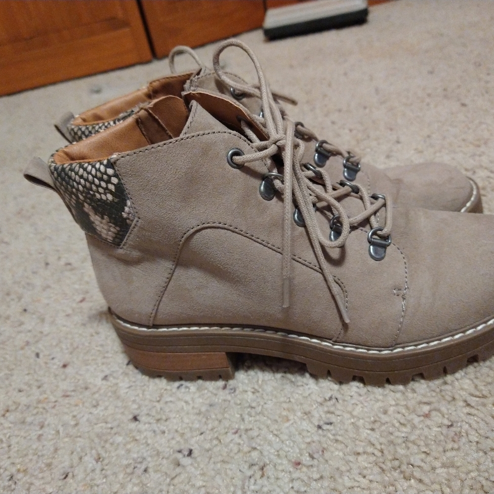 Boots Dolcetta, tan size 7.5